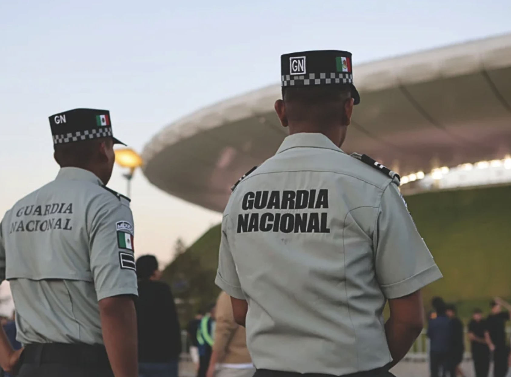 Centro de monitoreo institucional con analistas frente a pantallas